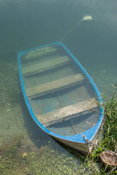 Kleines Ruderboot Unter Wasser Noch Boje Gebunden — Stockfoto