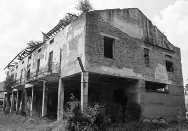 Eski çiftlik çatı ve kısmen destroiyed olmadan güvenli olmayan