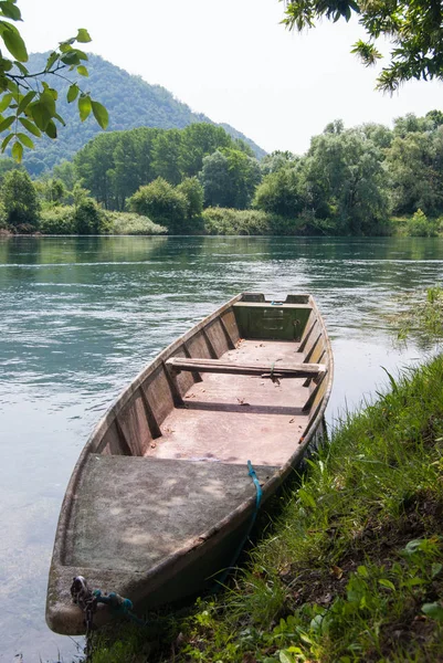 Langes Und Besonderes Ruderboot Ufer Des Flusses Festgebunden — Stockfoto
