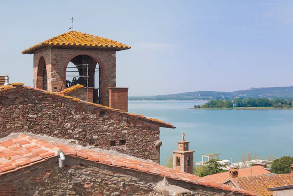 Panorama Trasimeno Gölü ile Saat Kulesi