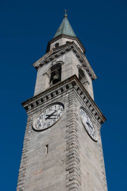 Madonna di Campiglio yakın küçük bir kasaba yüksek kule Saint Lawrence Kilisesi