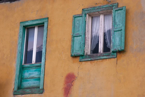 Due Finestre Verdi Parete Arancione Con Crepe Una Casa Abbandonata — Foto Stock