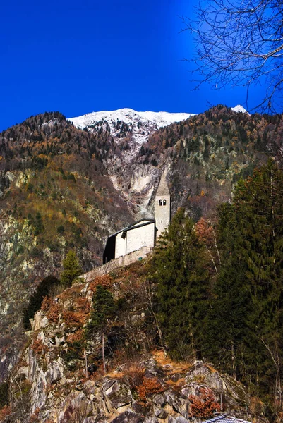 Chiesa Con Affreschi Della Danza Macabra Sulla Sommità Promontorio Vicino — Foto Stock