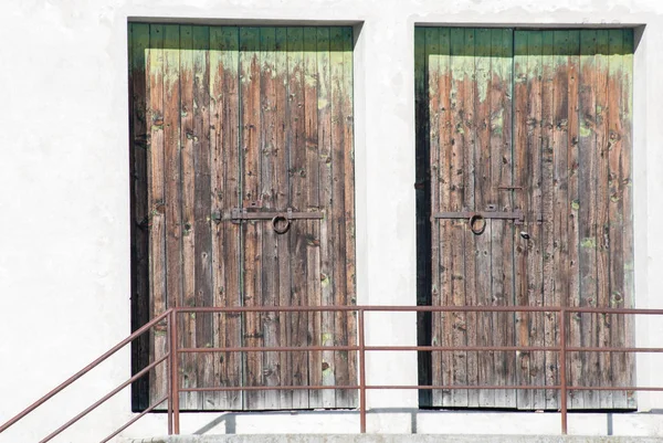 Дві Спекулянти Ступінчасті Двері Білою Стіною — стокове фото