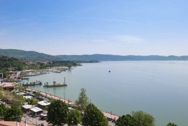 Yaya yolu ile Trasimeno Gölü Panoraması