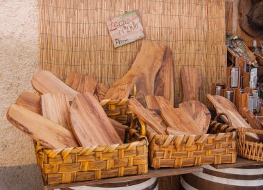 Nesneler için zeytin ağacı dışında bir Hediyelik eşya dükkanları maruz mutfakta