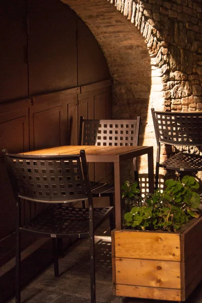 Zwei Stühle Und Ein Tisch Mit Geranien Vor Einem Italienischen — Stockfoto