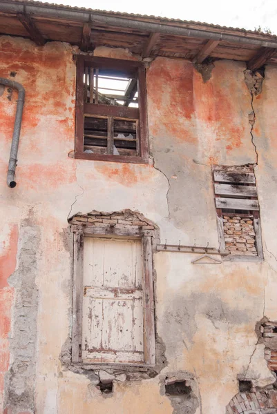 Costruzione Vecchia Pericoloso Distrutto Senza Tetto — Foto Stock