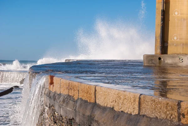 Camogli içinde tatili bir büyük deniz dalga çizimler ile iskele ve görmek