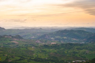 Geniş panorama ekili alanlar ve İtalya merkezi çevresindeki tepeler