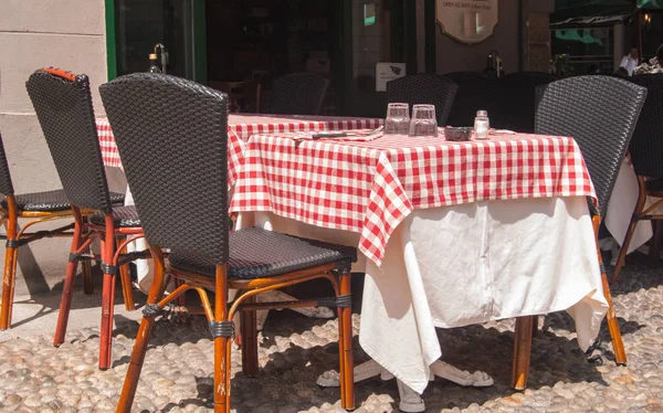 Tisch Mit Rot Weiß Karierter Tischdecke Vor Einer Charakteristischen Trattoria — Stockfoto