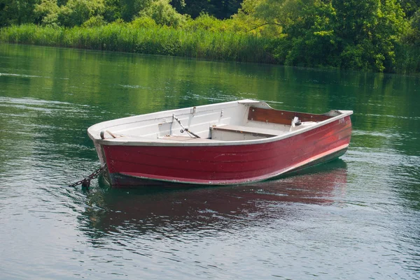 Ruderboot Ufer Des Flusses Festgebunden — Stockfoto