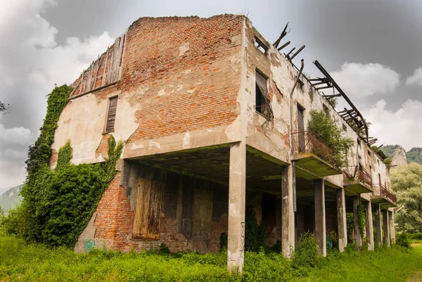 Gamla Gården Osäkra Utan Tak Och Delvis Destroiyed — Stockfoto