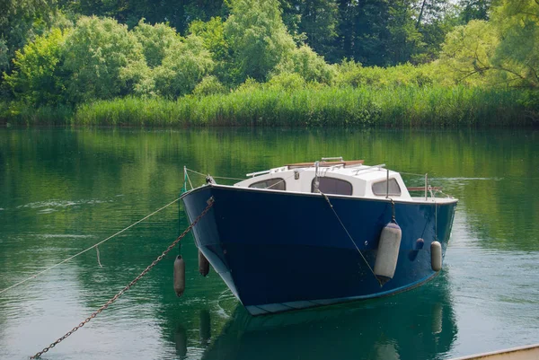 Motorboot Mit Fahrgastraum Ufer Des Flusses Festgebunden — Stockfoto