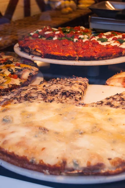 ミラノのパン屋さんのウィンドウでピザの味が異なる — ストック写真