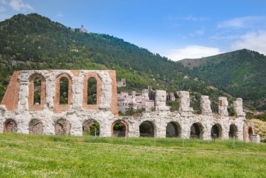 Gubbio şehir ve tepeler üzerinde panorama ile antik Roma Tiyatrosu