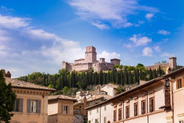 San Francesco Kilisesi görülen Assisi tepe üstünde büyük kale