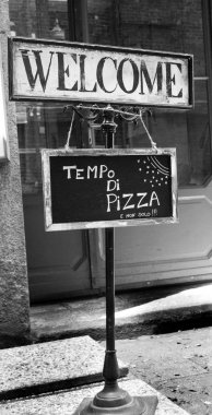 Writtens hoş geldiniz ve Milano'da Restoran dışında maruz Pizza