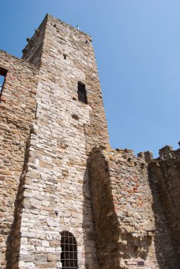 Castle ve mavi ve berrak gökyüzü ile uzun boylu savunma kulesi