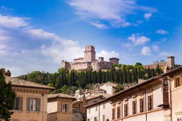 San Francesco Kilisesi görülen Assisi tepe üstünde büyük kale