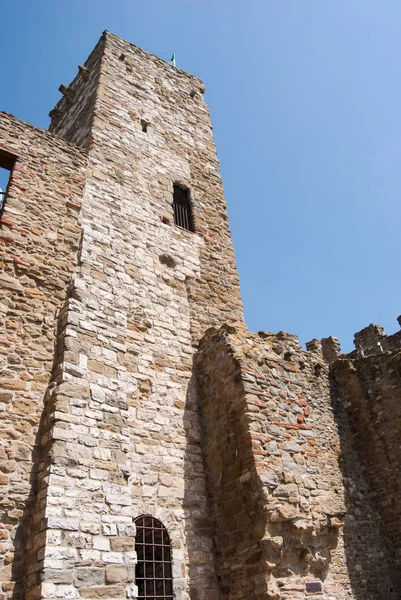 Castle Mavi Berrak Gökyüzü Ile Uzun Boylu Savunma Kulesi — Stok fotoğraf