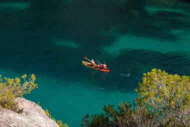 İki yetişkin bebek mi renkli Hawaii deniz Menorca içinde ile kürek çekmeye