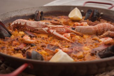Tipik İspanyol Paella deniz ürünleri ve karides yemek