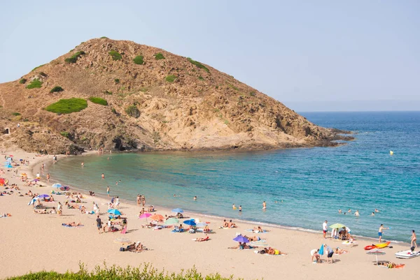 Plaj şemsiye ve manzara denizin üzerinde kırmızı burun