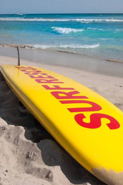Sarı ve kırmızı sörf tahtası emanet hizmeti sahilde