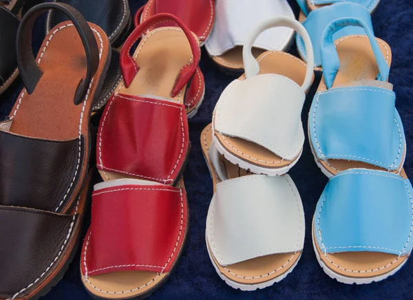 Bir pazarda bir cadde boyunca satış tipik İspanyol Ayakkabı