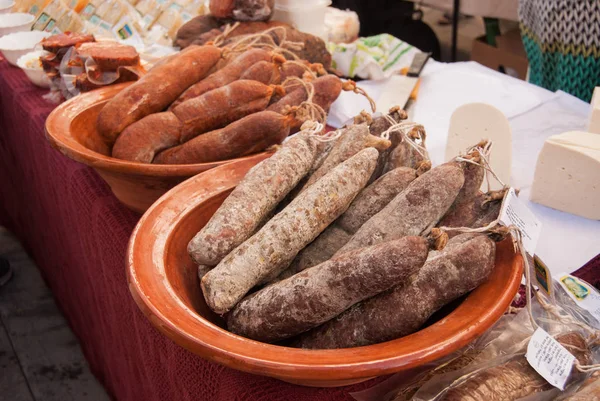 Seramik kavanoz tüm salamis ve yerel haftalık Pazar peynir ile