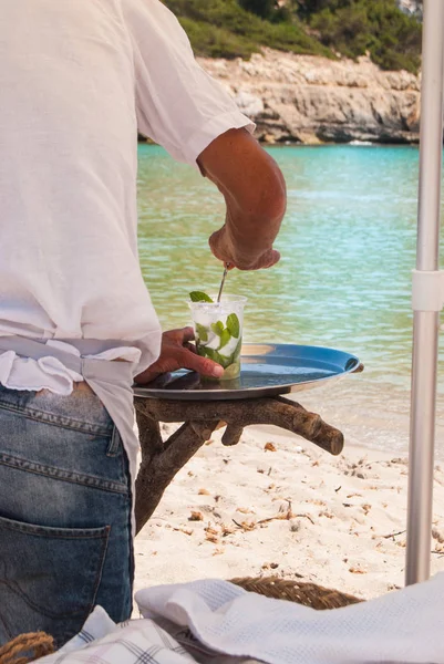 Cameriere Sta Mescolando Cocktail Turista All Ombra Dell Ombrellone Fronte — Foto Stock