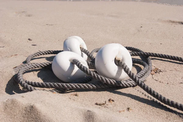 Três Pequenas Bóias Brancas Cordão Cinzento Praia — Fotografia de Stock