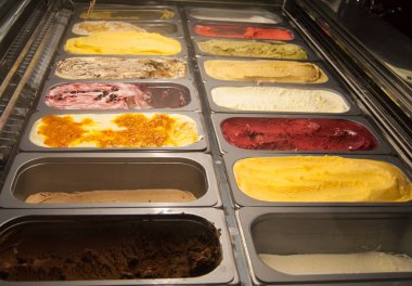Farklı tatlar ile soğutuculu ekran duruma buz kremler