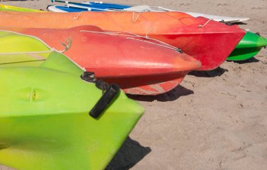 Sahilde Kiralık noktasında renkli Kano