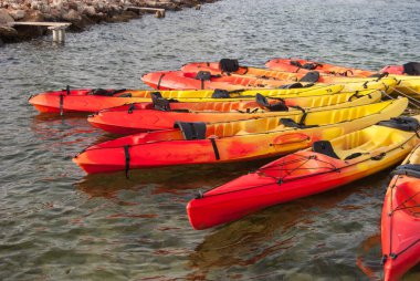 Renkli Kano şamandıra ile birlikte denizde bağlı.
