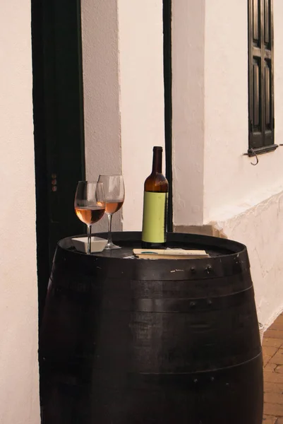 Şarap ve iki bardak gül şarap şişe büyük siyah varil