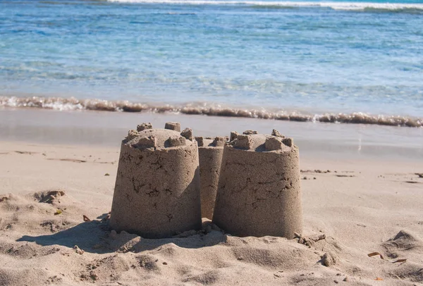 Castelo Areia Com Três Torres Beira Mar — Fotografia de Stock