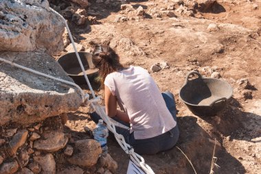 Profesyonel arkeolog İspanya tarihi buluntular arayışı içinde kazma