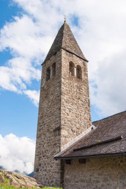 Kilise ürkütücü dans Madonna di Campiglio yakın bir burnun tepesinde fresklerle