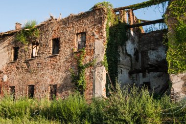 Eski çiftlik çatı ve kısmen destroiyed olmadan güvenli olmayan