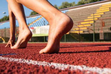 Yalınayak kız atletizm yolda çalışmaya hazır