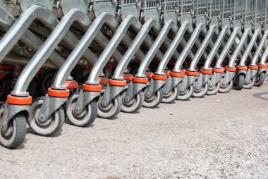 Bir alışveriş arabası tekerlek bir diğer arkasında kapalı