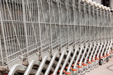 Birçok arabaları bir diğer dışında bir alışveriş merkezi arkasında