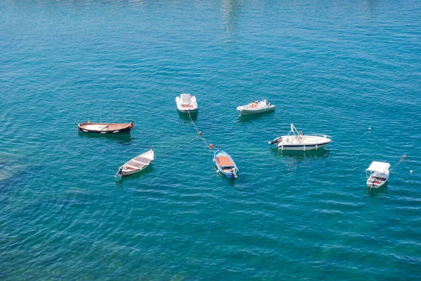 Barcos Dispostos Radialmente Ligados Bóias Mar — Fotografia de Stock