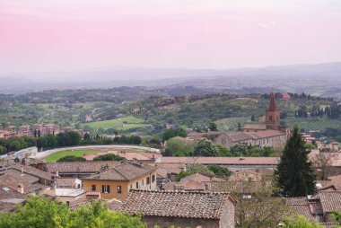 Eski şehir ile storical yapıların ve küçük kilise ve tepeler Perugia üstünden bölüm