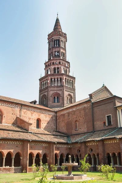 Milan Cistercian Manastırı dışında kule