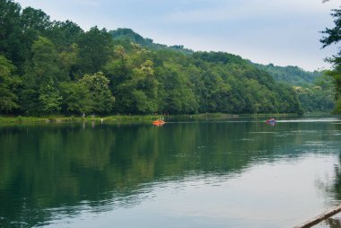 Adda Nehri yerel flora ve üç kano ile