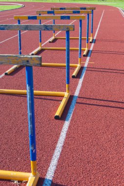 Beş sarı ve mavi atletik engelleri birbirlerine yakın