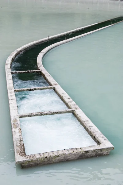 Långa Vattendrag Med Filtrerad Och Tumultartade Vatten Dam — Stockfoto